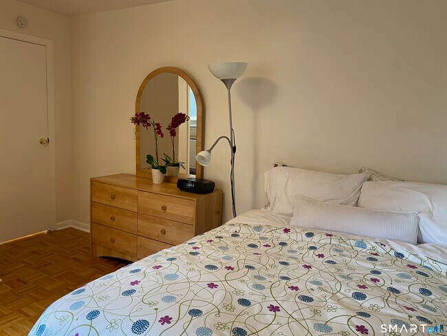 Building Photo - 143 Hoyt St