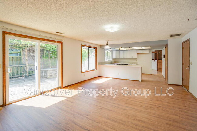Building Photo - 7003 NW Dogwood Dr
