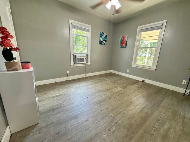 Building Photo - 3 bed, 1.5 bath home for rent in Waterloo