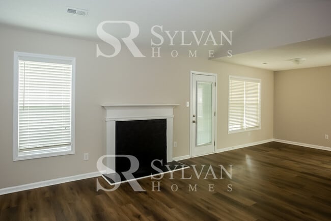 Building Photo - This home exudes a cheerful and welcoming charm!