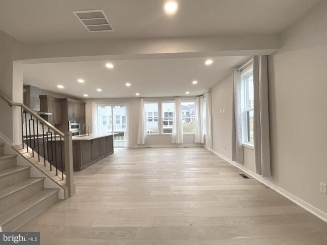 Building Photo - 72 Alroy Rd