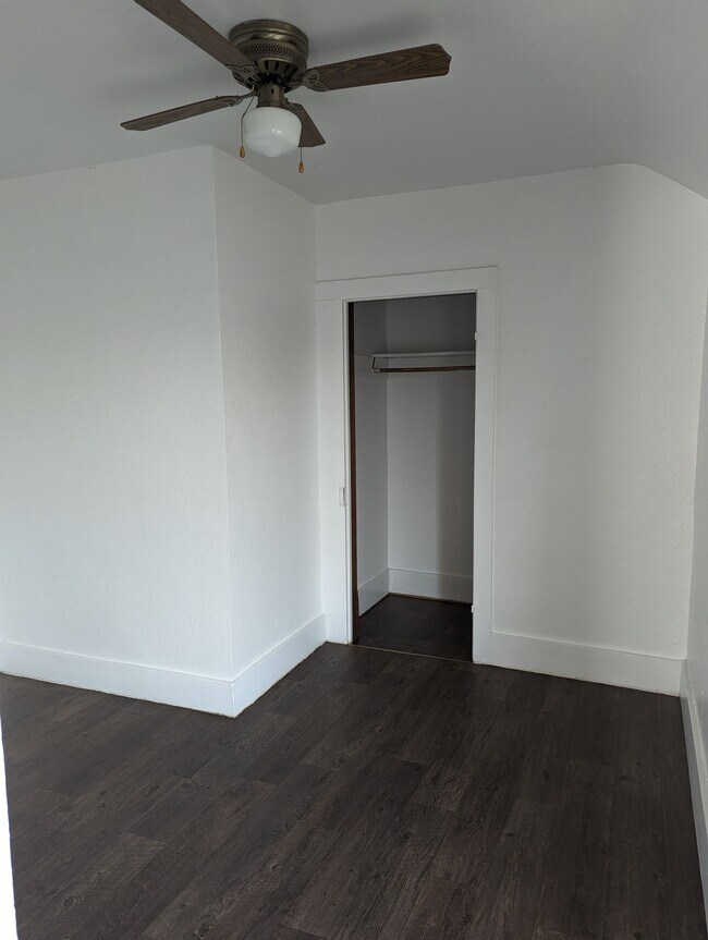 Building Photo - $1250 - 2 Bedroom 1 Bath Apartment - Heart of the City!