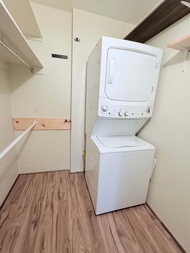 Building Photo - Lovely 2 Bedroom and 2 Bathroom Condo w/ Den! Lots of Space! *SPECIAL OFFER 1/2 Off First Month's...