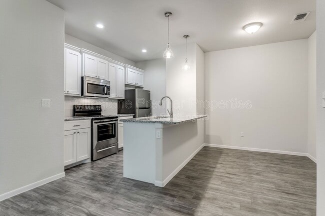 Building Photo - 2405 N Hickory St