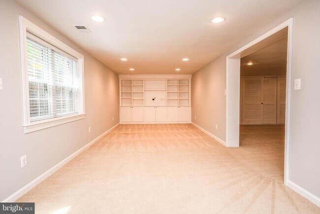 Building Photo - 1211 Vinita Ln