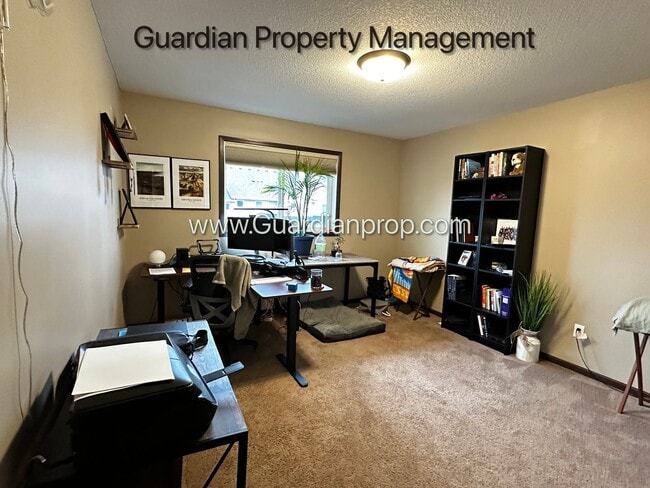 Building Photo - Lakeville End unit Town Home, Avail December, Two Car Garage, Dishwasher, W/D, 2.5 Baths