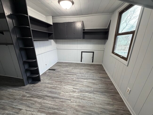 Building Photo - 730 Douglas-