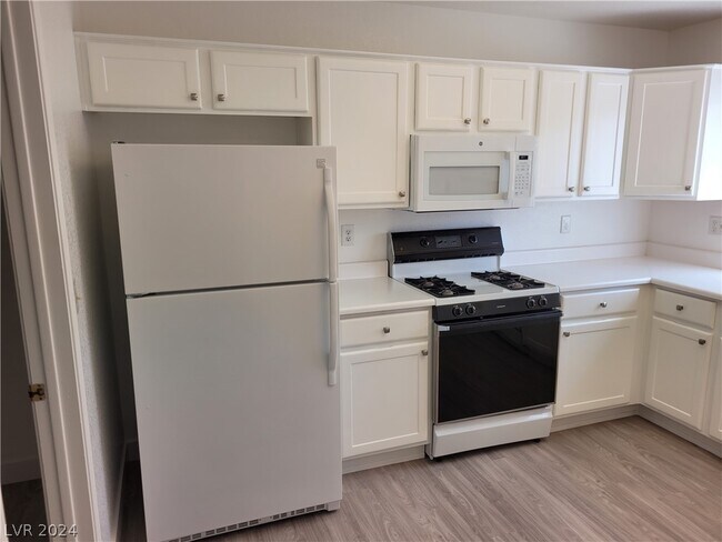 Building Photo - 9605 Sundial Dr