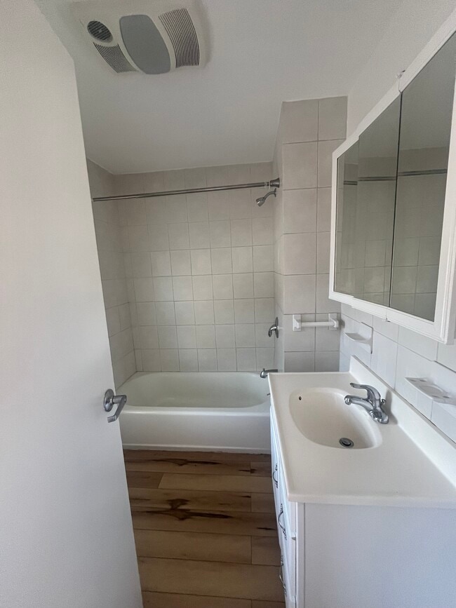 Building Photo - 3 Laura St