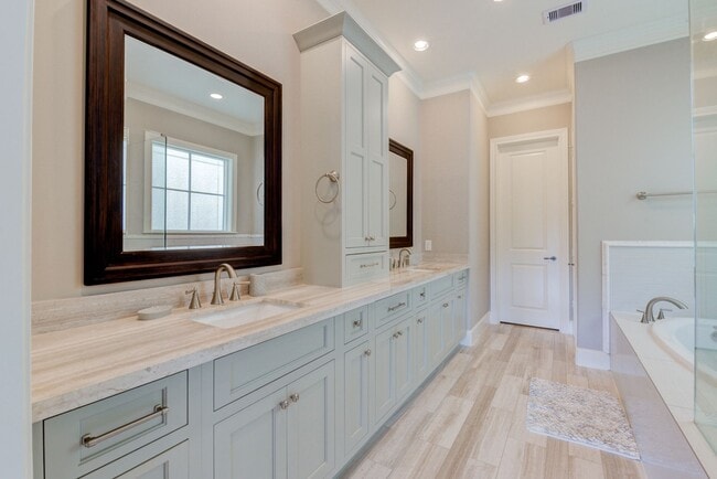 Building Photo - Spectacular Home 4 Bedrooms / 4.5 Bathroom...