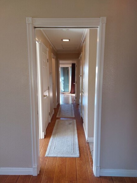 Building Photo - 927 S Downey Pl