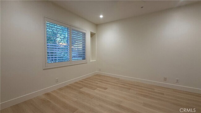 Building Photo - 449 Ridgeway