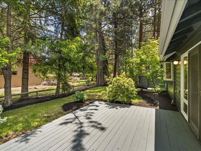Building Photo - Stunning Custom Home 4 Bedroom in the Gate...
