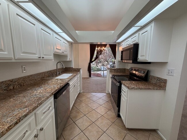 Building Photo - COSTA MESA 2 BEDROOM, 2 BATHROOM CONDO $3,400 (BRISTOL & BAKER)