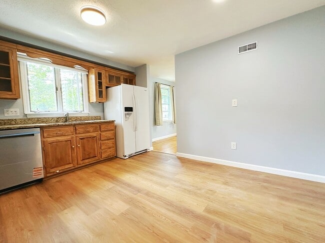Building Photo - 10 Friar Tuck Ln