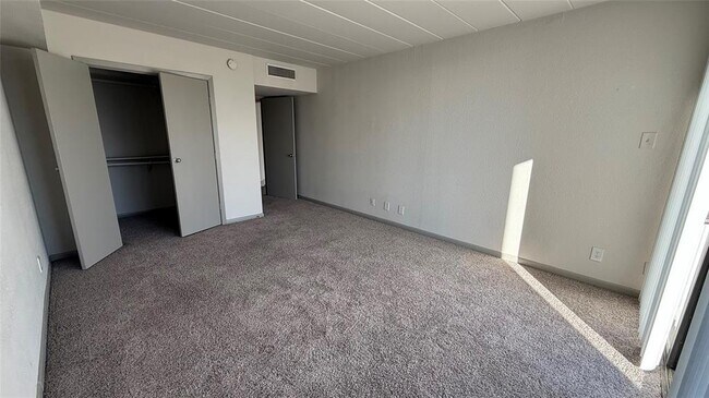 Building Photo - 5400 Memorial Dr
