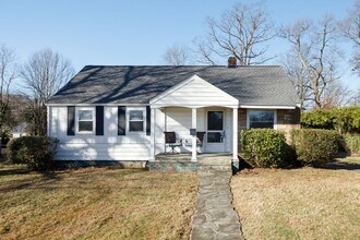 Building Photo - Charming 3 Bedroom Rancher in Lakeside