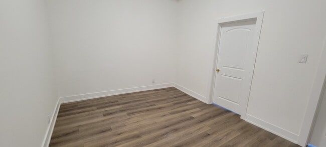 Building Photo - 3207 N Wilton Ave