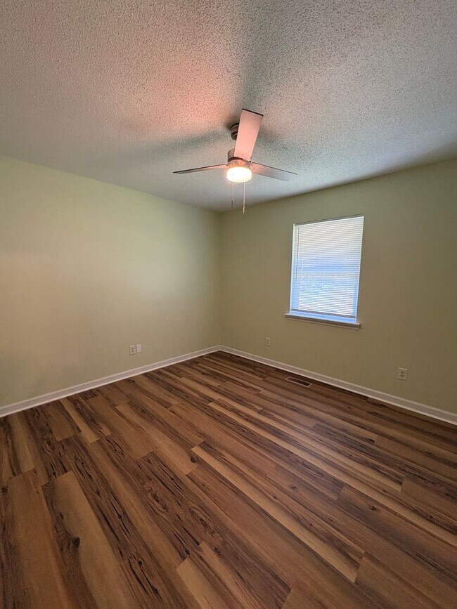 Building Photo - 3 Bedroom 2.5 Bath House