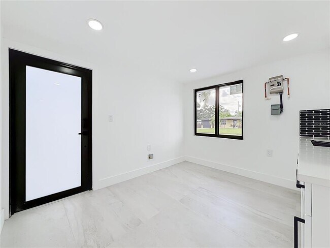Building Photo - 2472 Tradewinds Dr
