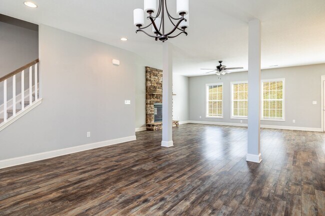 Building Photo - Maryville 37801 - 4 bedroom, 2.5 bath home...
