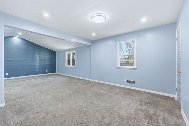 Building Photo - Updated 3BR Home with Fenced Yard & Garage