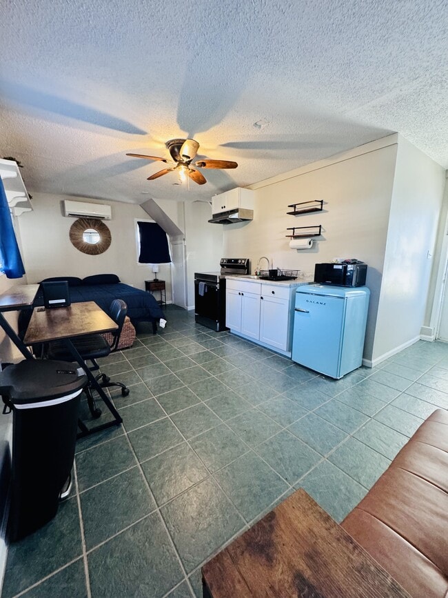 Building Photo - 1105 W Rock Spring Rd