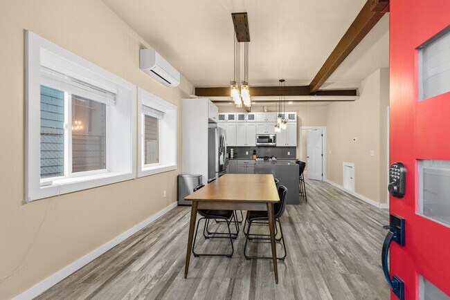 Building Photo - 917A 17th Ave