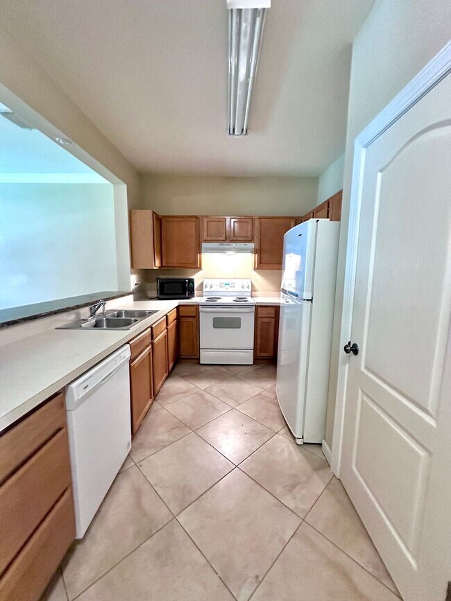 Building Photo - 50% OFF 1ST MONTH RENT ----- Adorable 3B/2.5B Unfurnished Townhome located in Twin Lakes Neighbor...