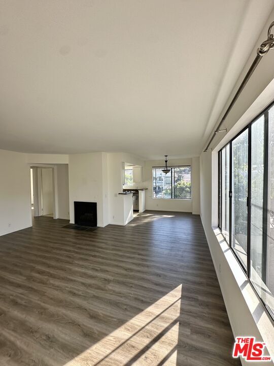 Building Photo - 10960 Bluffside Dr