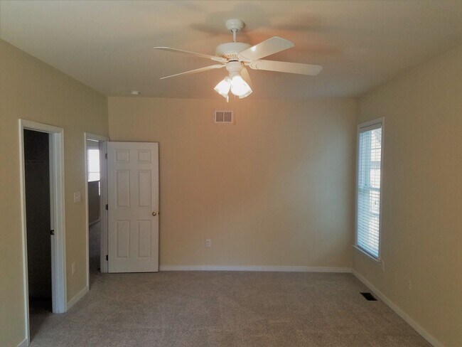 Building Photo - Beautifully maintained 3 bedroom 2 bath contemporary in highly sought after Birkdale subdivision.