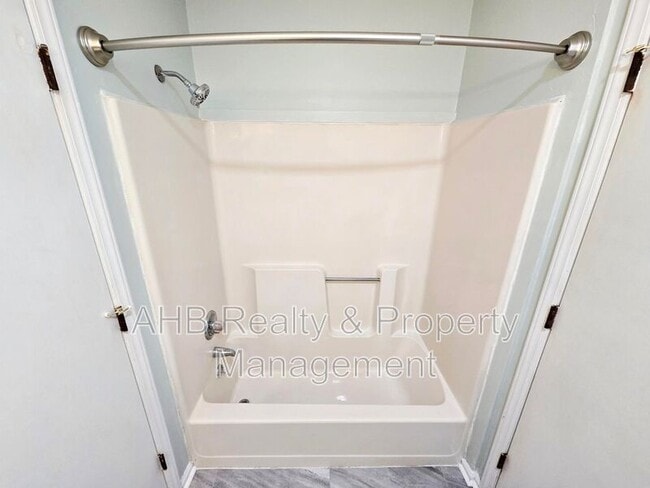 Building Photo - 1028 E Hanover Rd