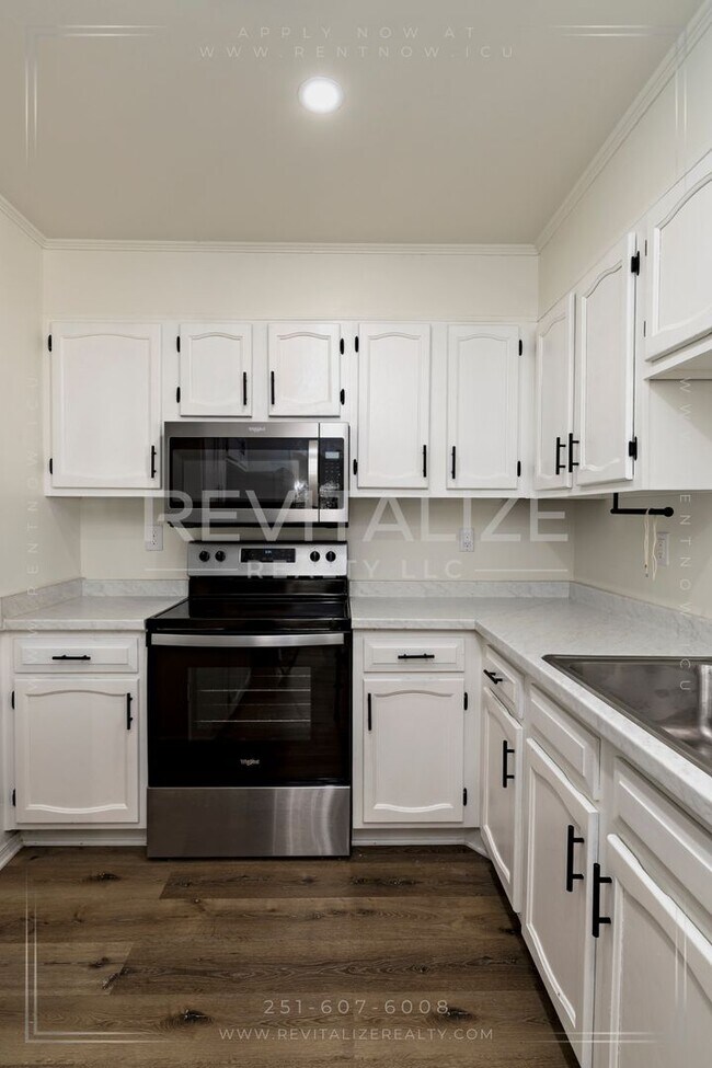 Building Photo - Beautifully Updated 3BR / 2BA in West Mobile with Private Courtyard