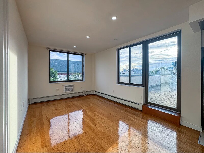 Building Photo - 924 Metropolitan Ave