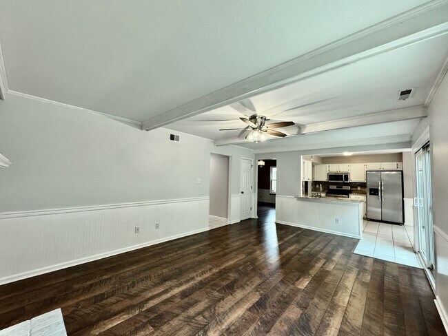 Building Photo - Ready NOW! A 4/2.5 in Glenwood! A Pet Frie...