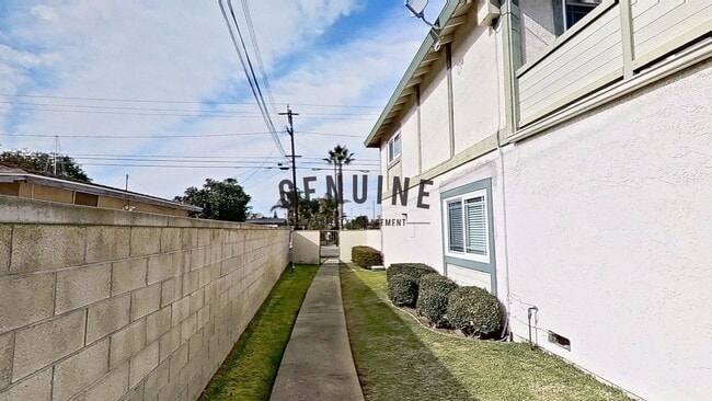 Building Photo - Lovely 2 Bd 1.5Ba Condo in Costa Mesa With Spacious Deck