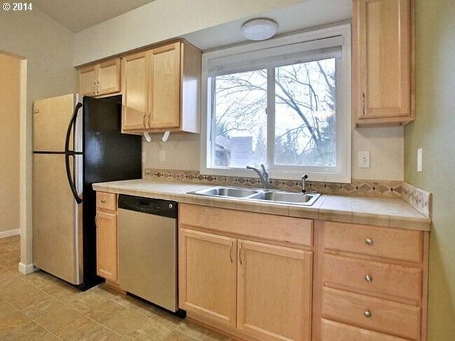 Building Photo - Light & Bright 2 Bed 1 Bath Condo!