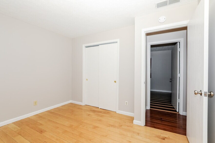 Building Photo - 476 Spring Dr