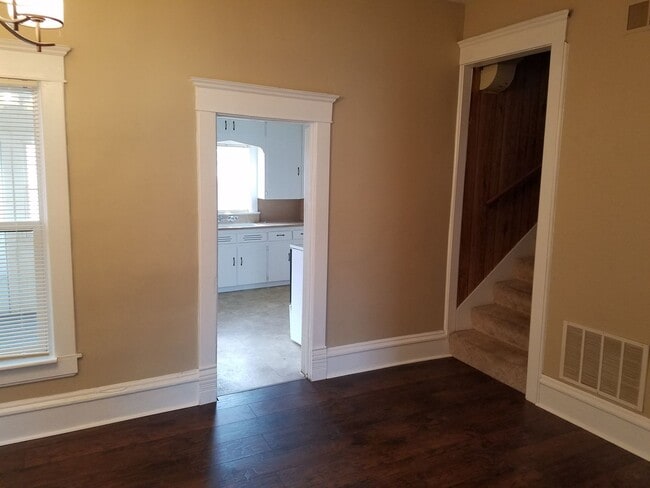 Building Photo - 3 bedroom 1 bath house