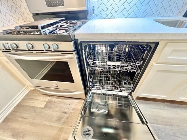 Building Photo - 1010 15th Ave N