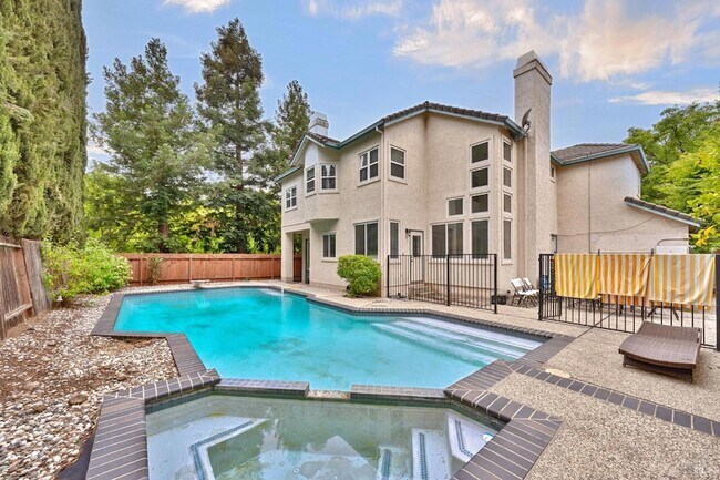 Building Photo - 3500 Crownridge Dr