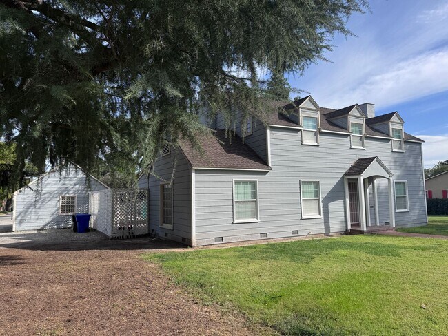 Building Photo - Beautiful 2 story 3 bedroom 2 bathroom home