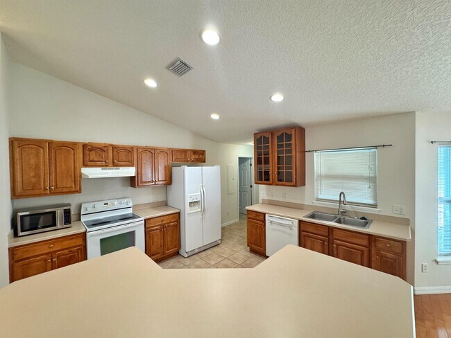 Building Photo - 932 Delcie Dr