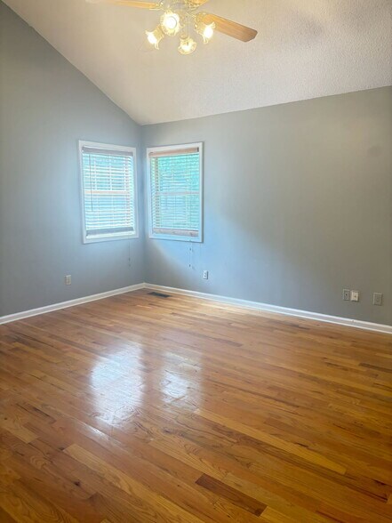 Main bedroom - 6134 Nutmeg Ct SE