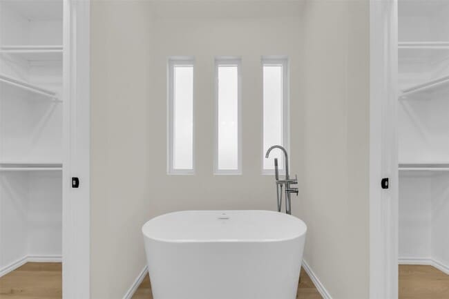 Building Photo - 8691 Pebblebrook Dr