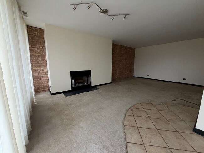 Building Photo - 6010 Oakwood Dr