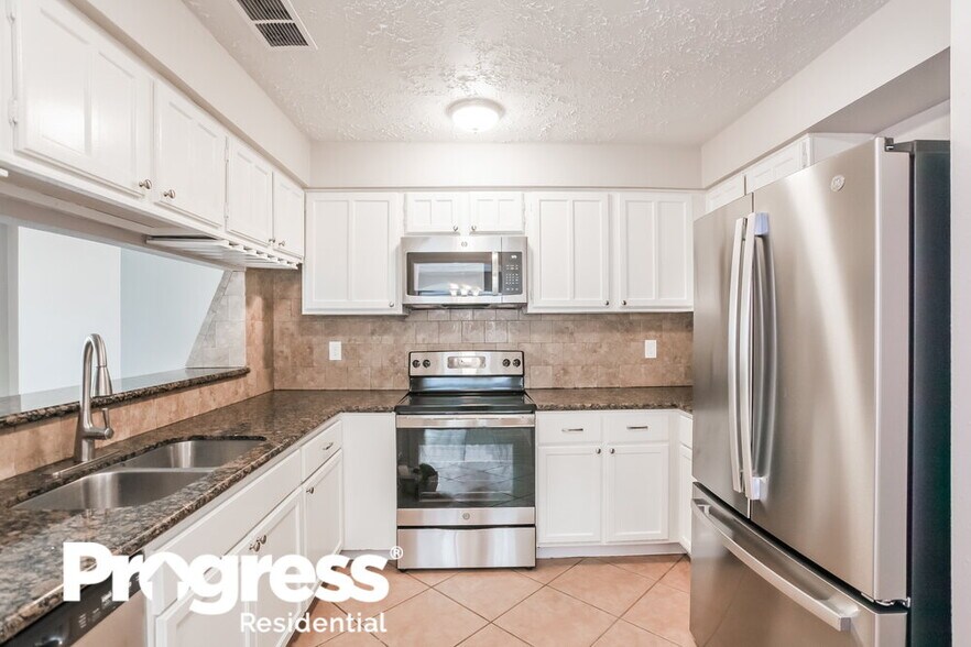 Building Photo - 3915 Vineyard Dr