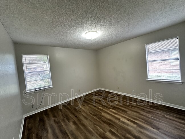 Building Photo - 407 Maple St