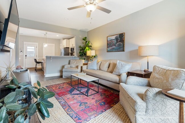 Building Photo - Gorgeous, luxury townhome in convenient We...