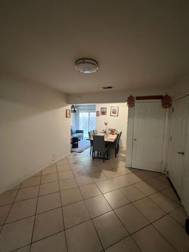 Building Photo - Large 2-Story Home Close to Downtown